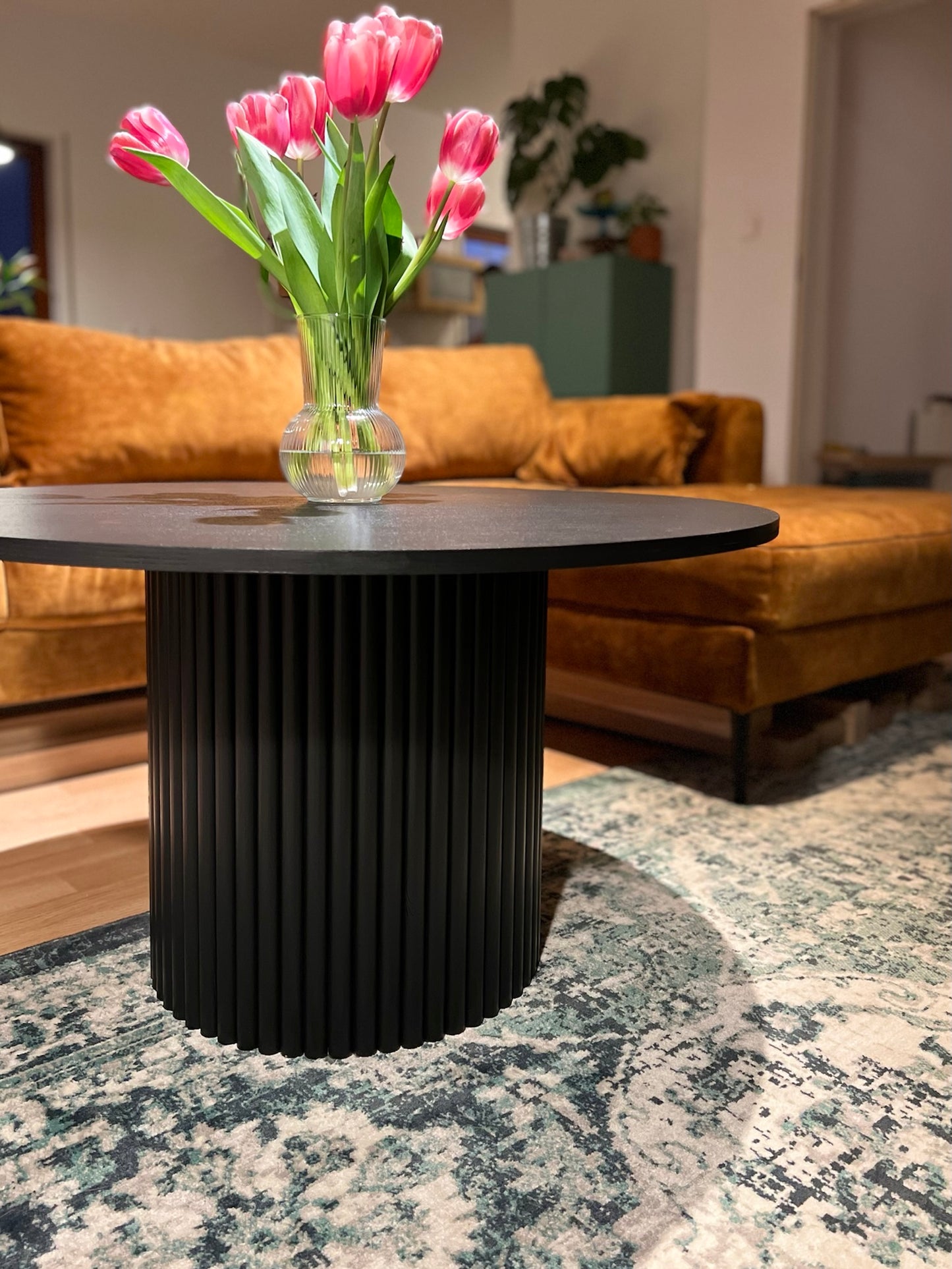 
                  
                    black classic round fluted coffee table Ø 80 cm
                  
                