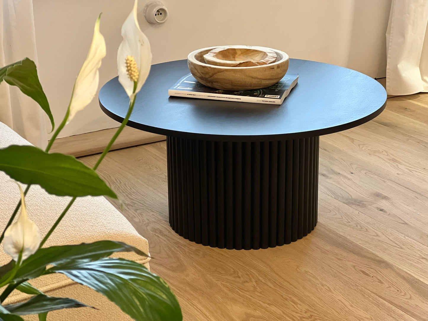 
                  
                    low black round fluted coffee table  Ø 70 cm
                  
                