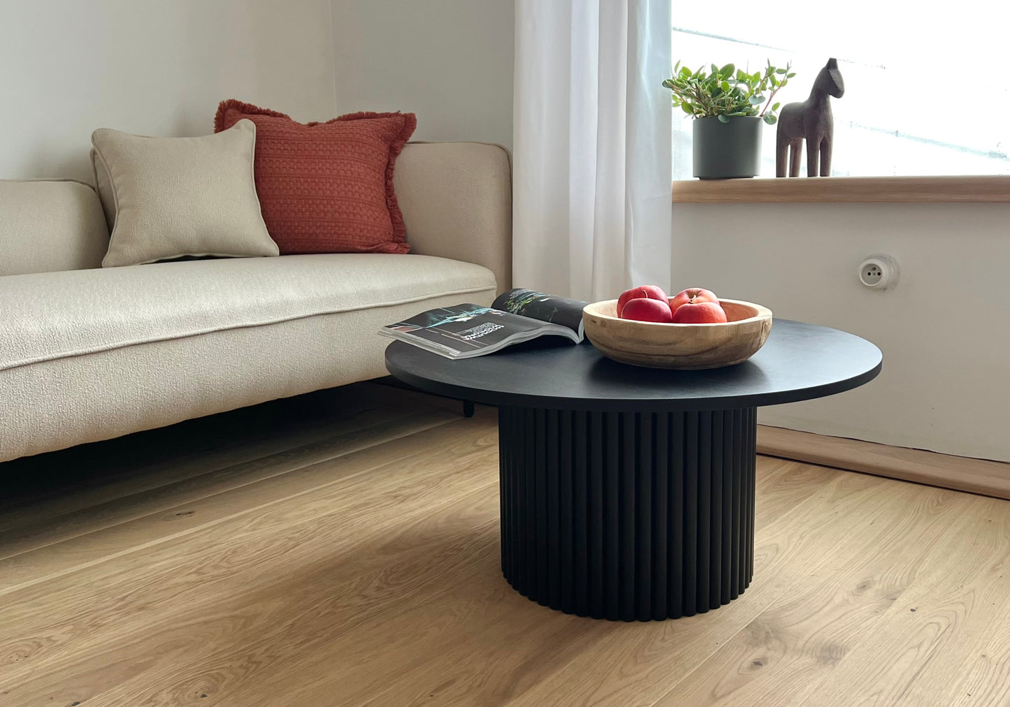 
                  
                    low black round fluted coffee table  Ø 70 cm
                  
                