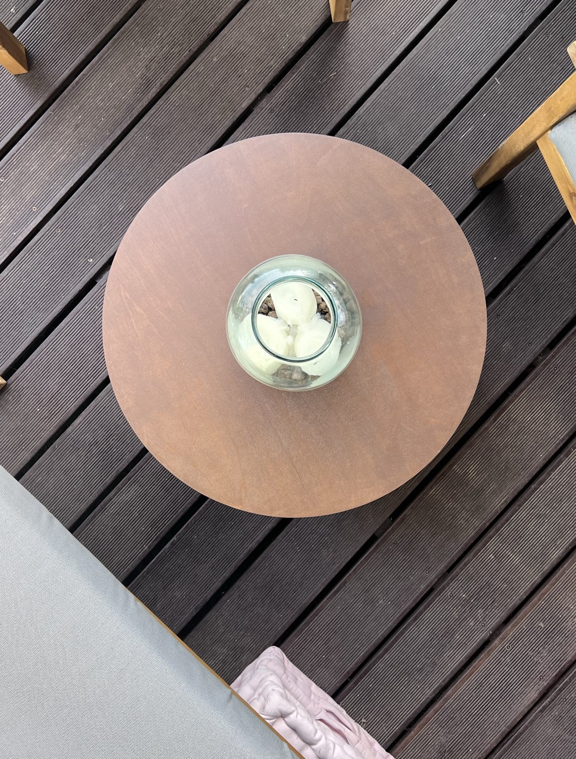 
                  
                    small round wooden coffee table on fluted pedestal Ø 60 cm H: 40 cm
                  
                