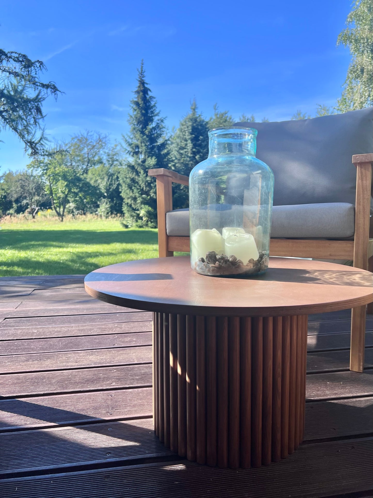 
                  
                    small round wooden coffee table on fluted pedestal Ø 60 cm H: 40 cm
                  
                