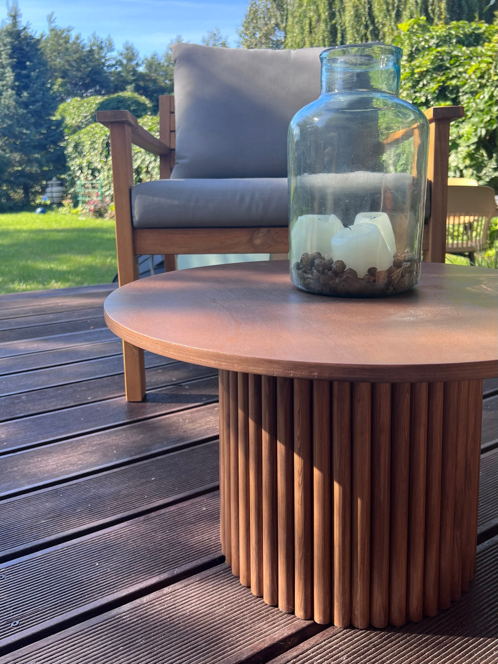 small round wooden coffee table on fluted pedestal Ø 60 cm H: 40 cm