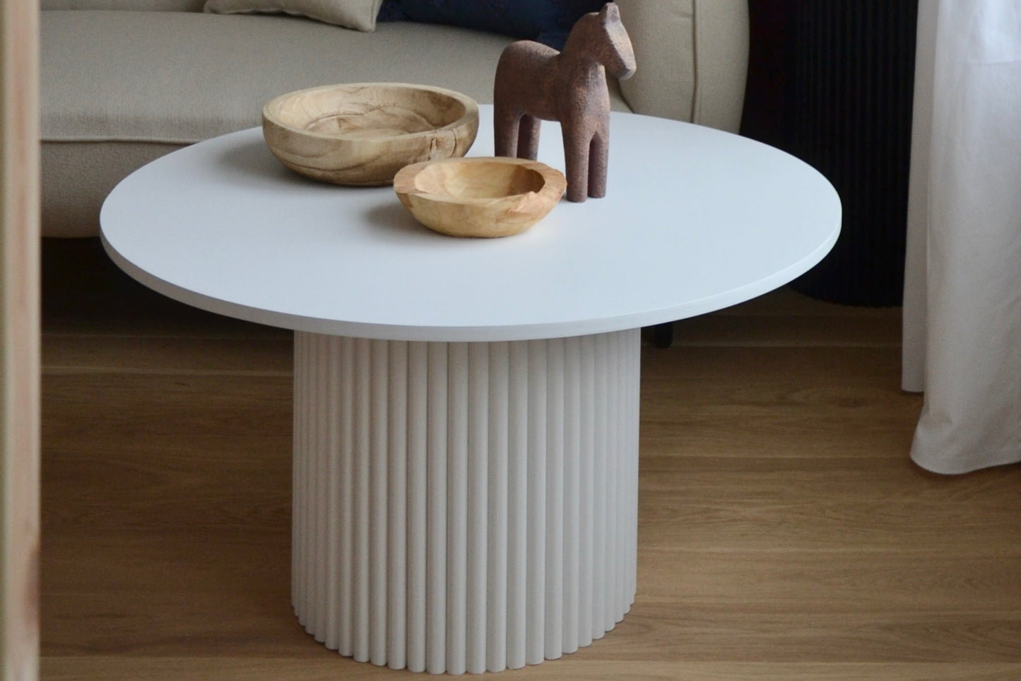 
                  
                    round fluted coffee table in plain white Ø 80 cm
                  
                