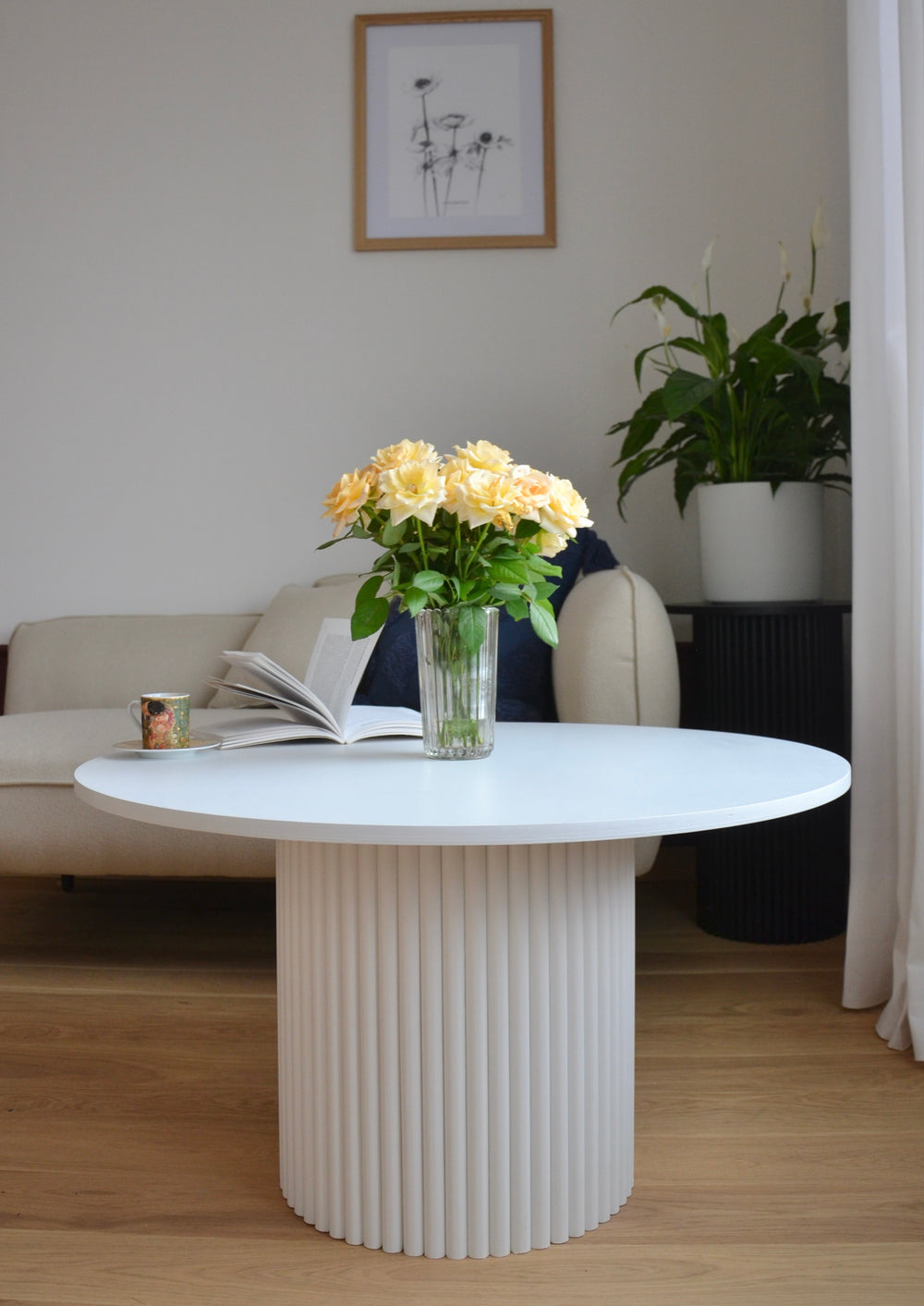 round fluted coffee table in plain white Ø 80 cm