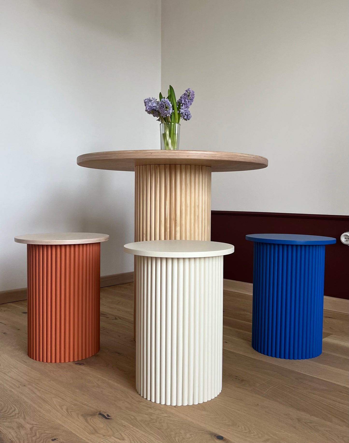 
                  
                    round and fluted bedside table in light beige
                  
                