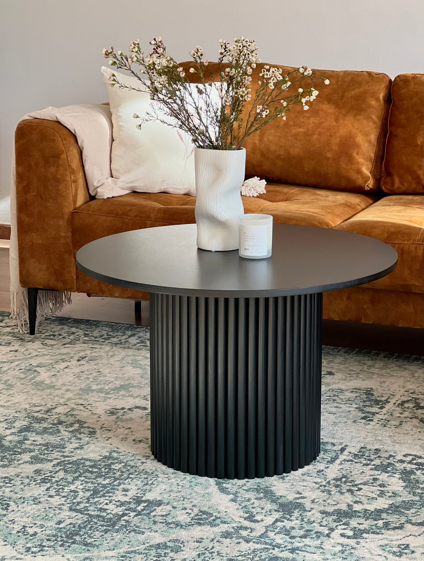 
                  
                    black round fluted coffee table  Ø 70 cm
                  
                