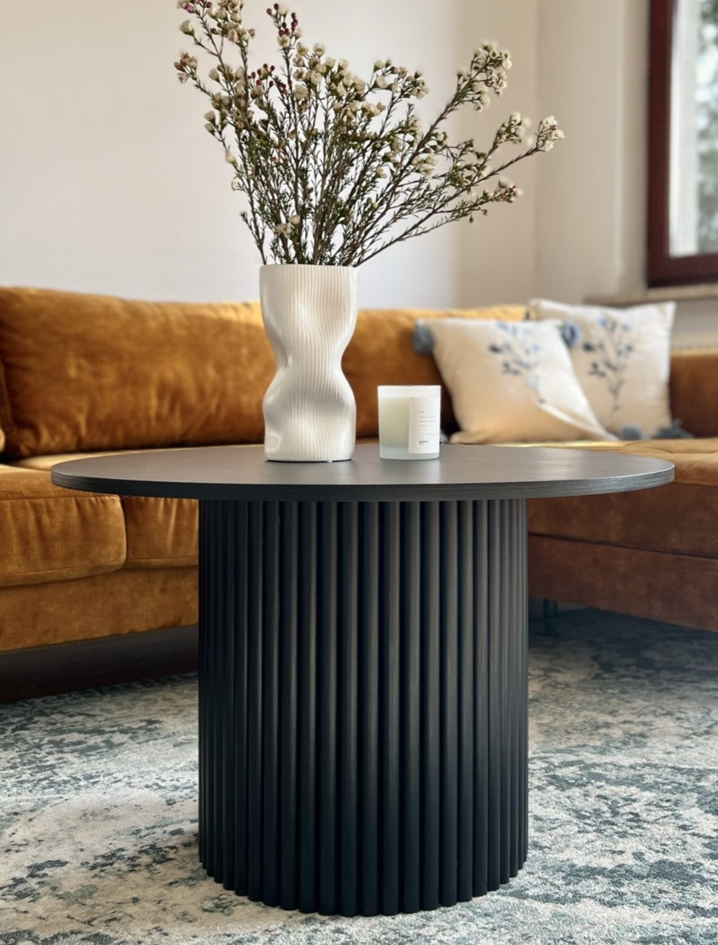 
                  
                    black round fluted coffee table  Ø 70 cm
                  
                