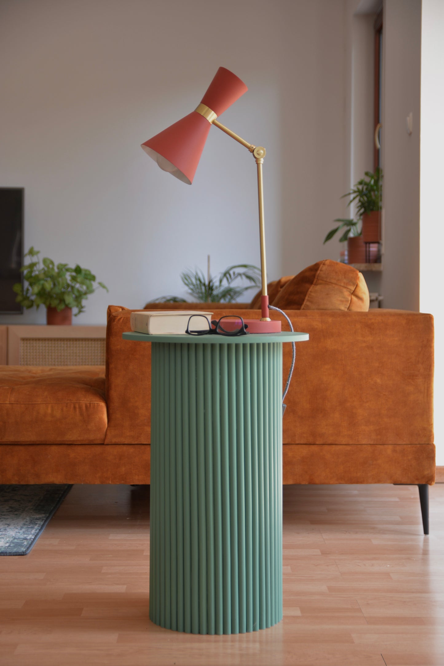 
                  
                    round and fluted bedside table in green
                  
                